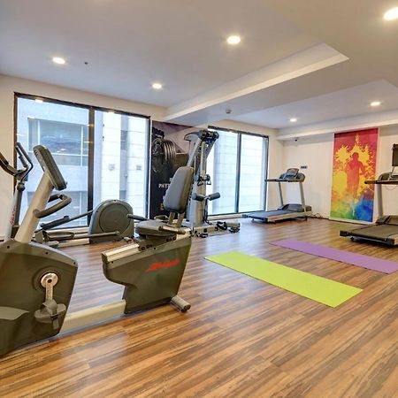 Holiday Inn Kolkata Airport By Ihg Extérieur photo The gym at the hotel