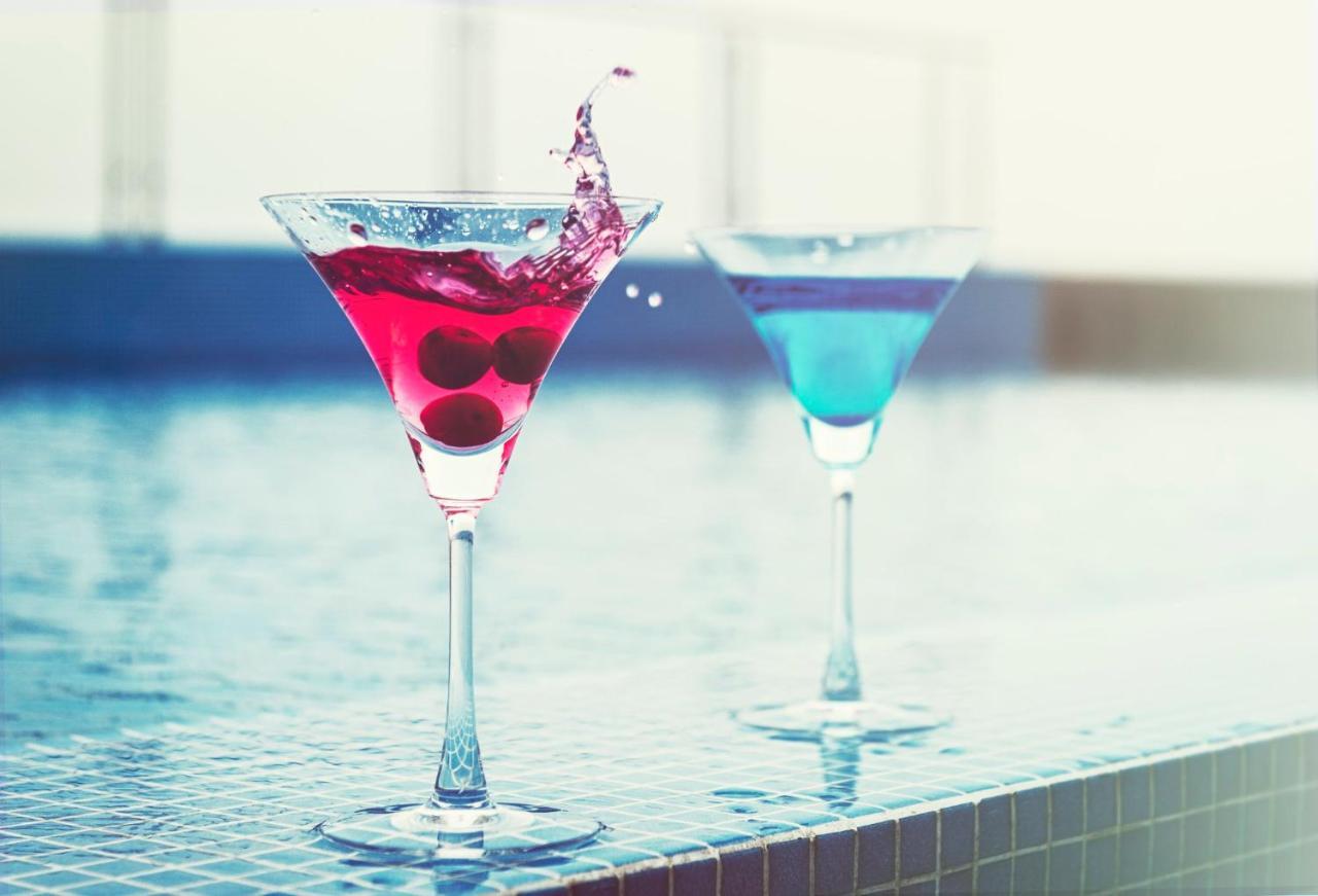 Holiday Inn Kolkata Airport By Ihg Extérieur photo A cosmopolitan (left) and a Blue Hawaii (right)