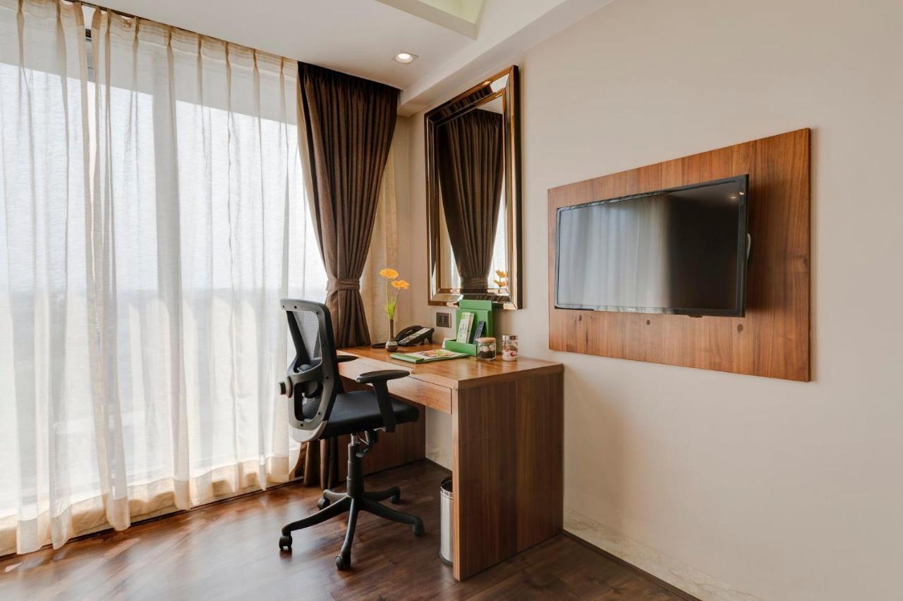 Holiday Inn Kolkata Airport By Ihg Extérieur photo A work desk in a hotel room