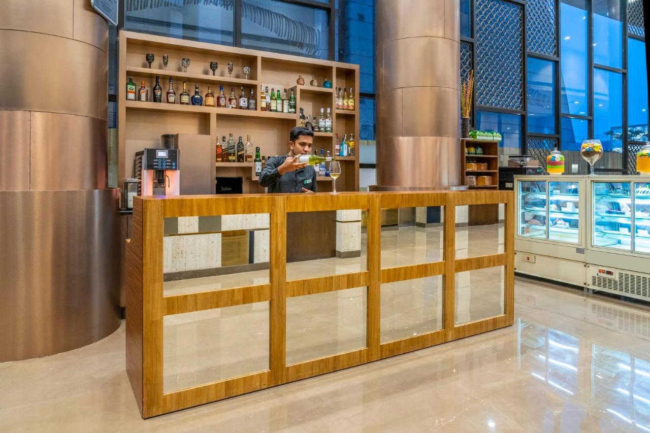 Holiday Inn Kolkata Airport By Ihg Extérieur photo A coffee counter at a hotel