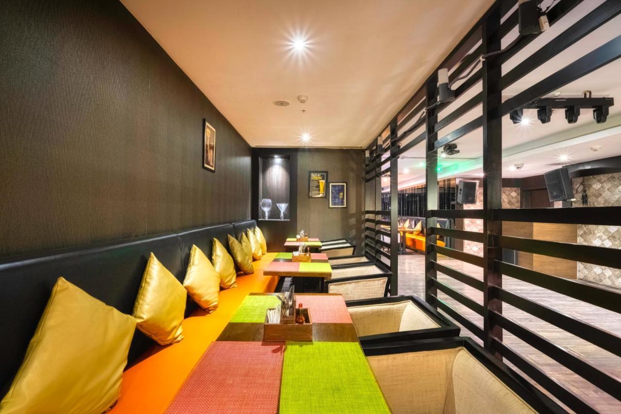 Holiday Inn Kolkata Airport By Ihg Extérieur photo The interior of a restaurant in the hotel