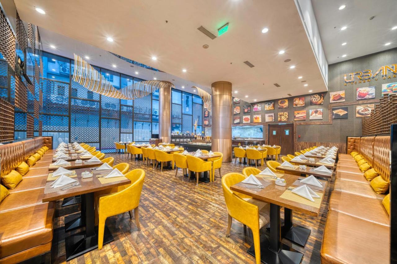 Holiday Inn Kolkata Airport By Ihg Extérieur photo The interior of the restaurant