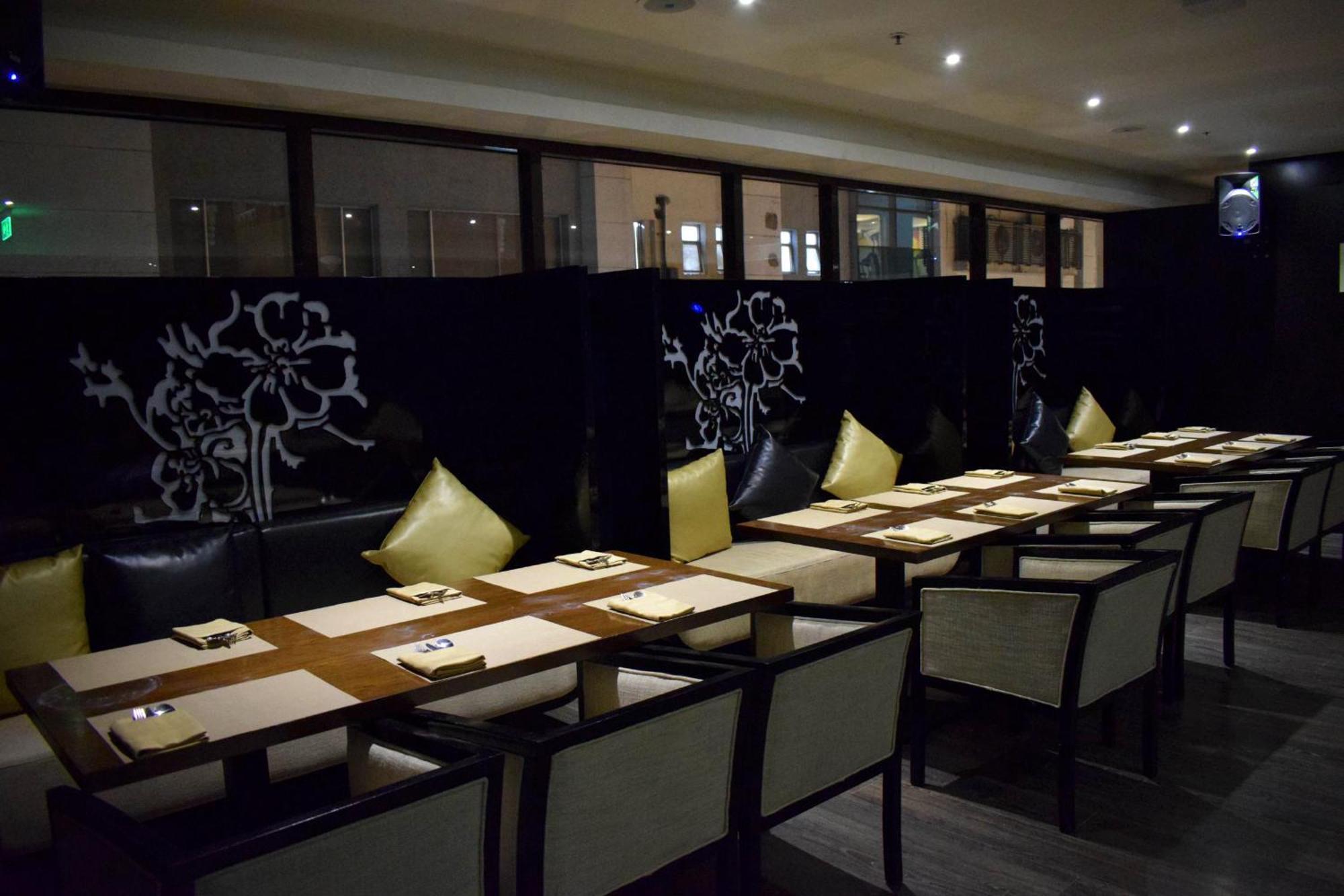 Holiday Inn Kolkata Airport By Ihg Extérieur photo Interior of a restaurant in the hotel