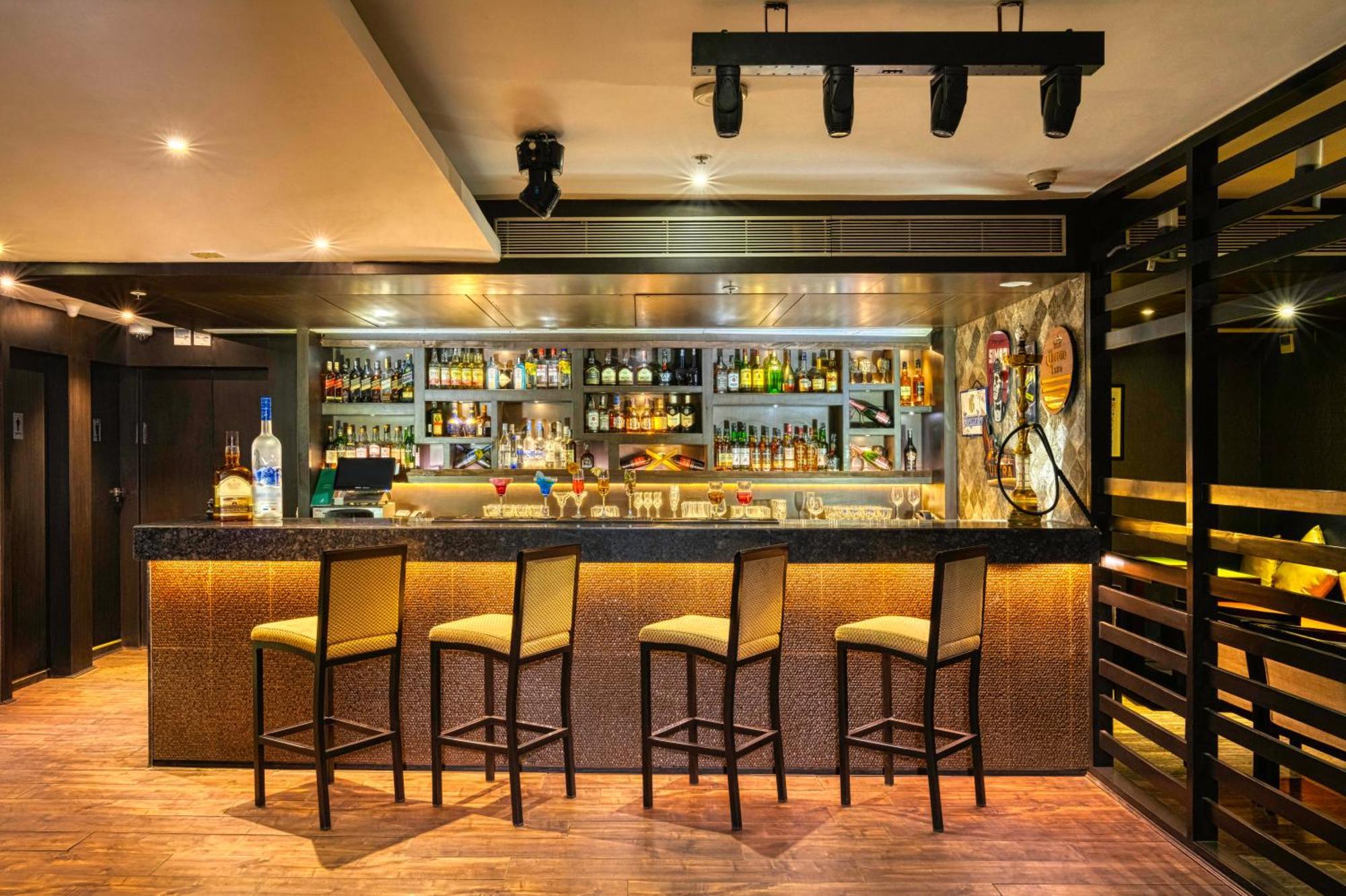 Holiday Inn Kolkata Airport By Ihg Extérieur photo The bar at the 1919 Restaurant