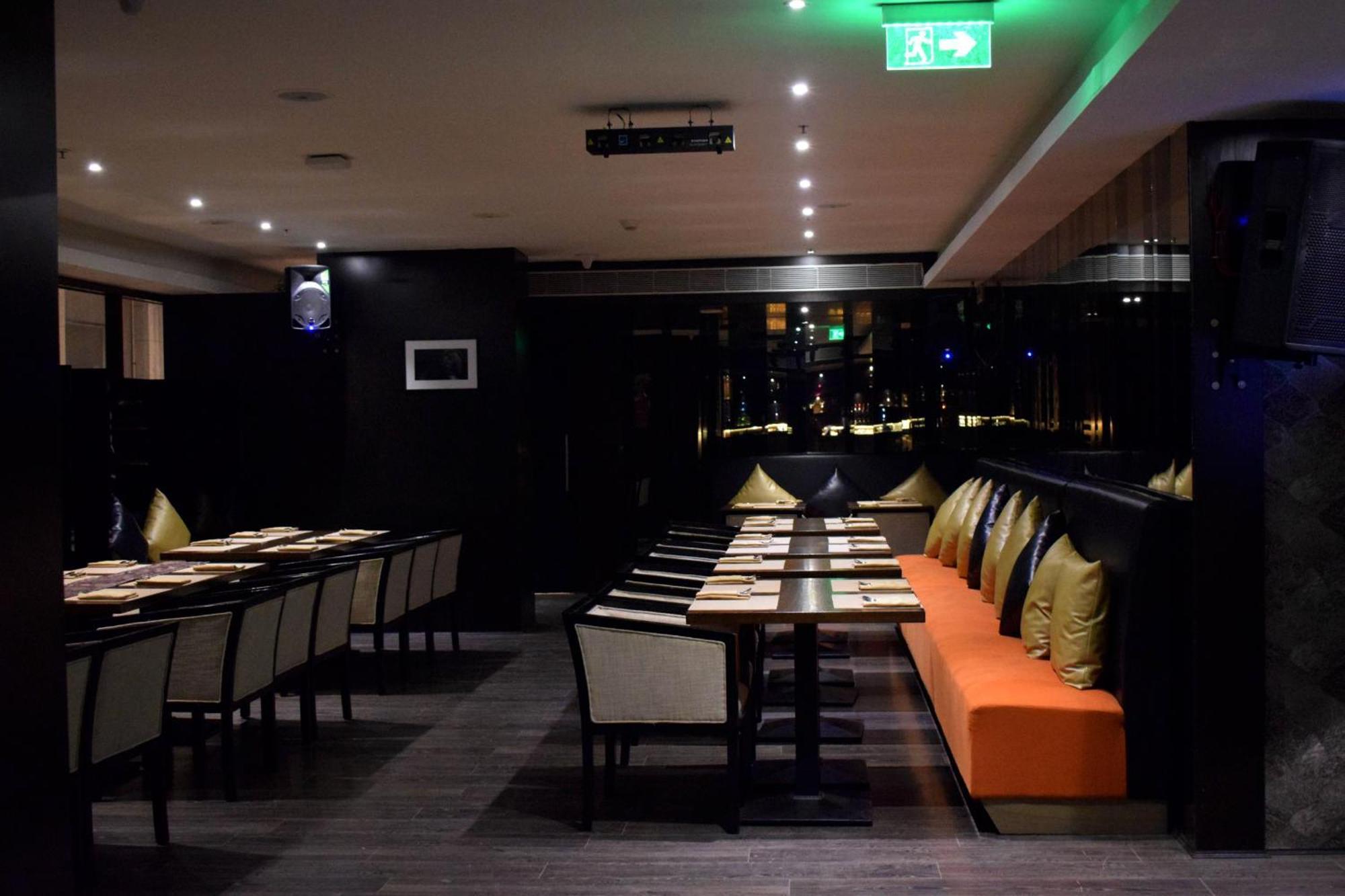 Holiday Inn Kolkata Airport By Ihg Extérieur photo Interior of a restaurant in Singapore