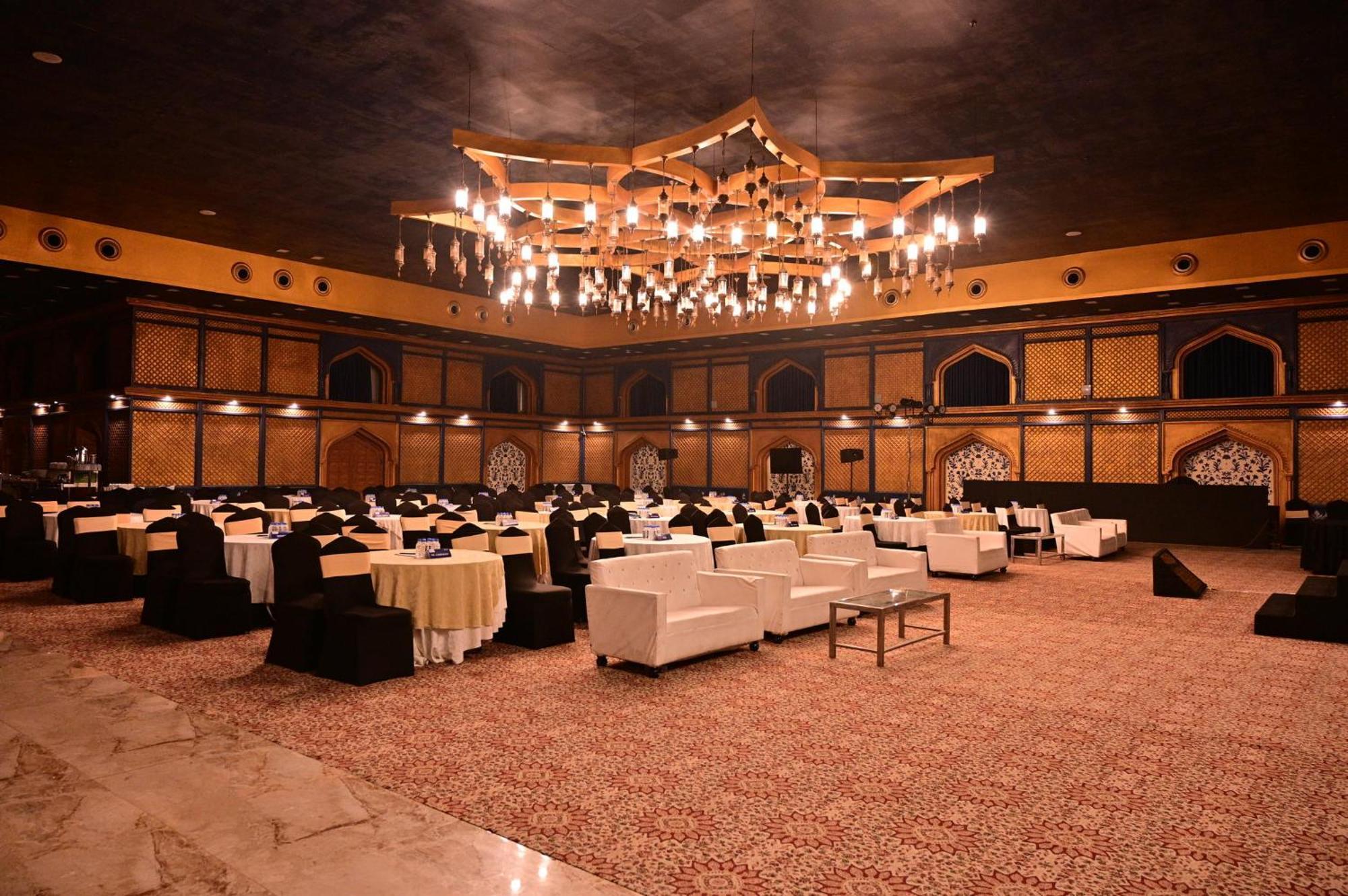 Holiday Inn Kolkata Airport By Ihg Extérieur photo The ballroom at the Grand Hotel