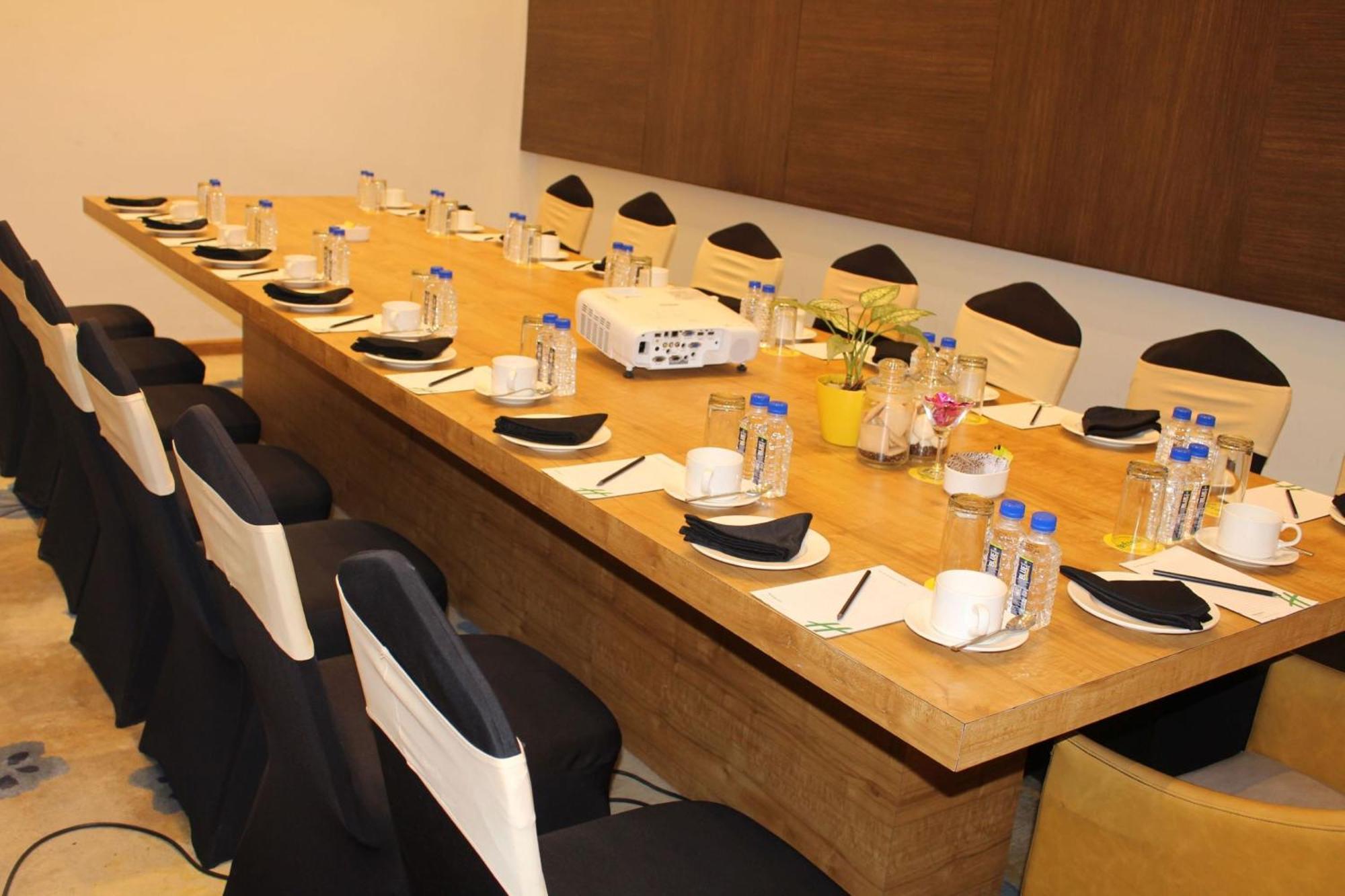 Holiday Inn Kolkata Airport By Ihg Extérieur photo A meeting room at the hotel