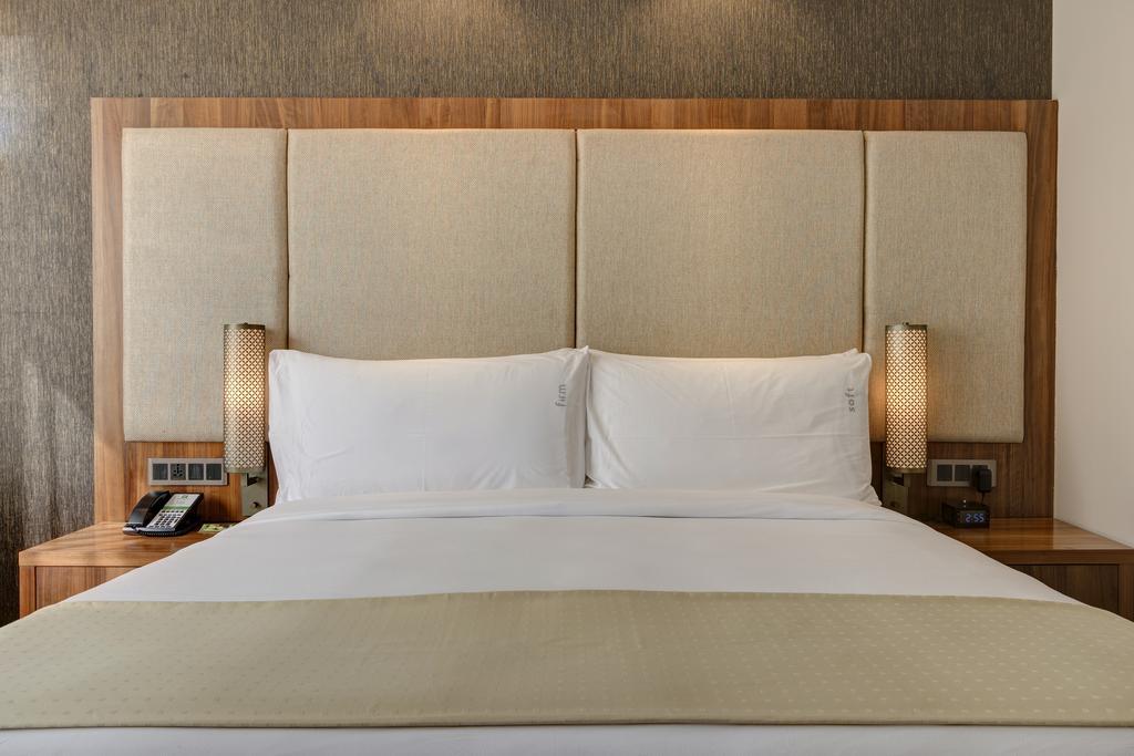 Holiday Inn Kolkata Airport By Ihg Extérieur photo A bed with a headboard